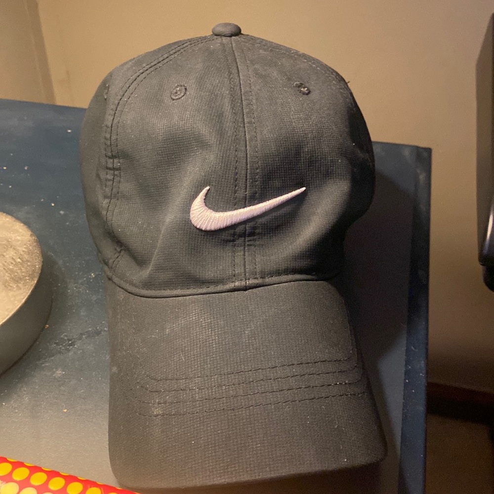 Black Nike golf hat
